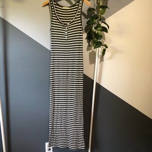 4/$25 Heart + Hips maxi dress